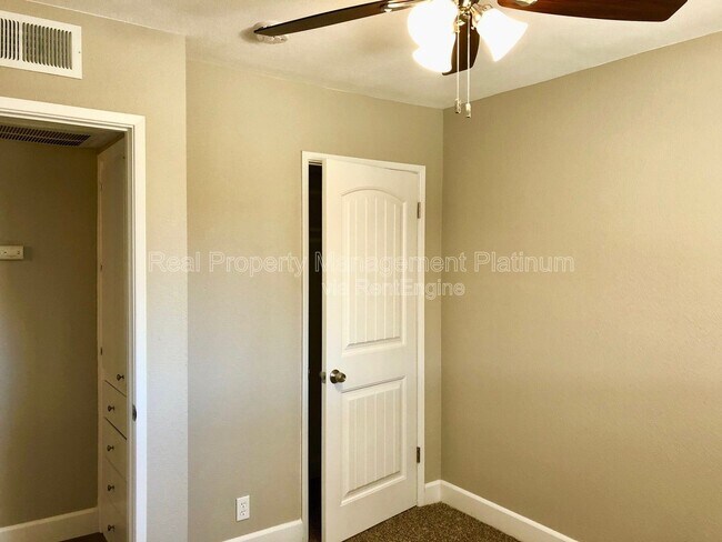 Building Photo - 3653 N Shirley Ave