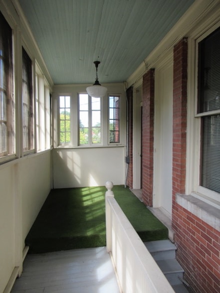 Building Photo - 1702 S Spring St