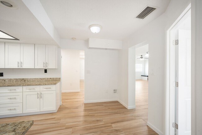 Building Photo - Charming 3?Bed,?2?Bath Home in Apollo Beac...
