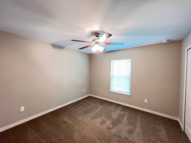 Building Photo - WONDERFUL 3 Bedroom, 2 Bathroom Home in Oc...