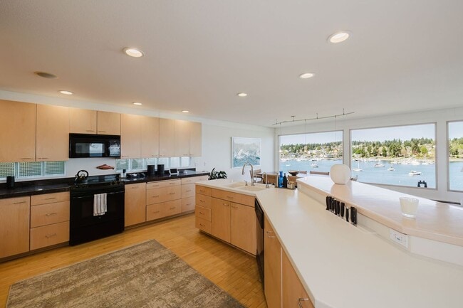 Building Photo - Bainbridge Island Waterfront Home with Incredible Views