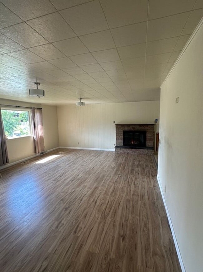 Building Photo - Remodeled 4 bedroom home in Target Range