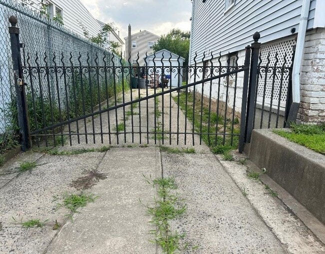 Building Photo - 165 Gates Ave