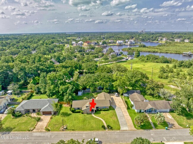 Building Photo - 3 BD 2 BA Home in the Bayou View School Di...