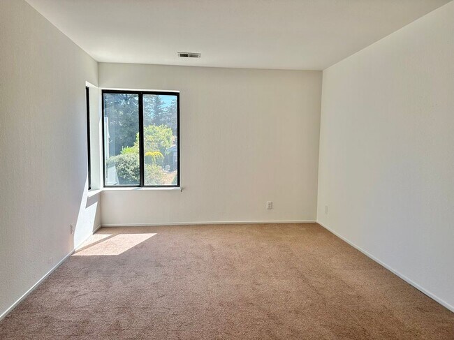 Building Photo - 768 Rose Dr