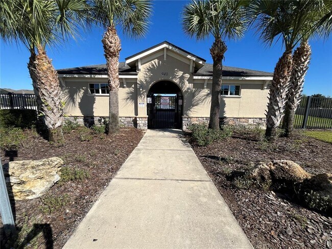 Building Photo - 421 Disa Dr