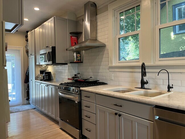 Building Photo - 4732 Harriet Ave