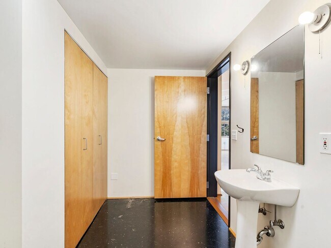 Building Photo - Marshall Wells - North facing Pearl District Loft w/parking/storage/ac