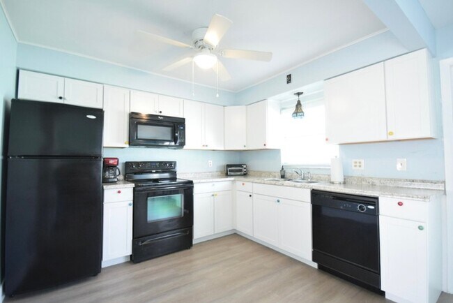 Building Photo - FULLY FURNISHED Condo For Rent in Pinellas...