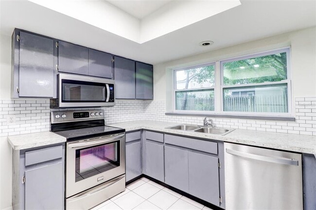 Building Photo - 16107 Country Crossing Dr