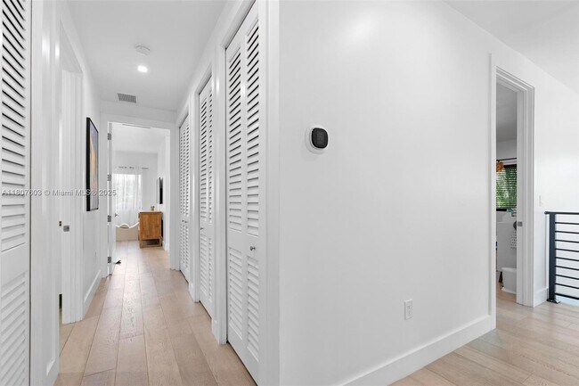 Building Photo - 5960 SW 41st St