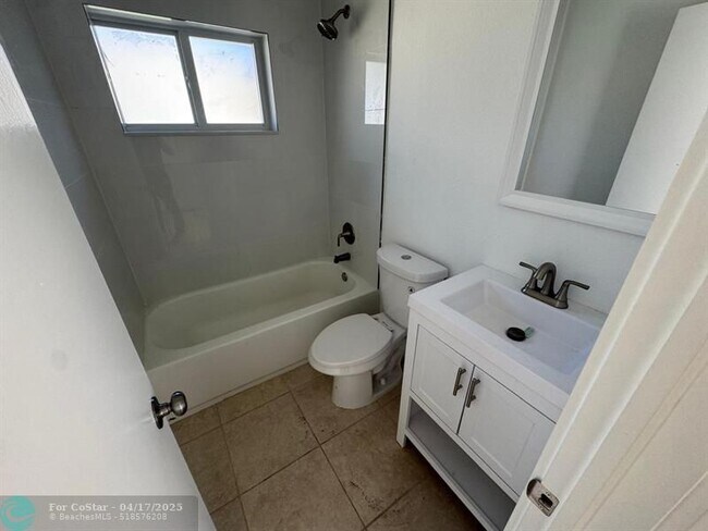 Building Photo - 1710 Lauderdale Manor Dr