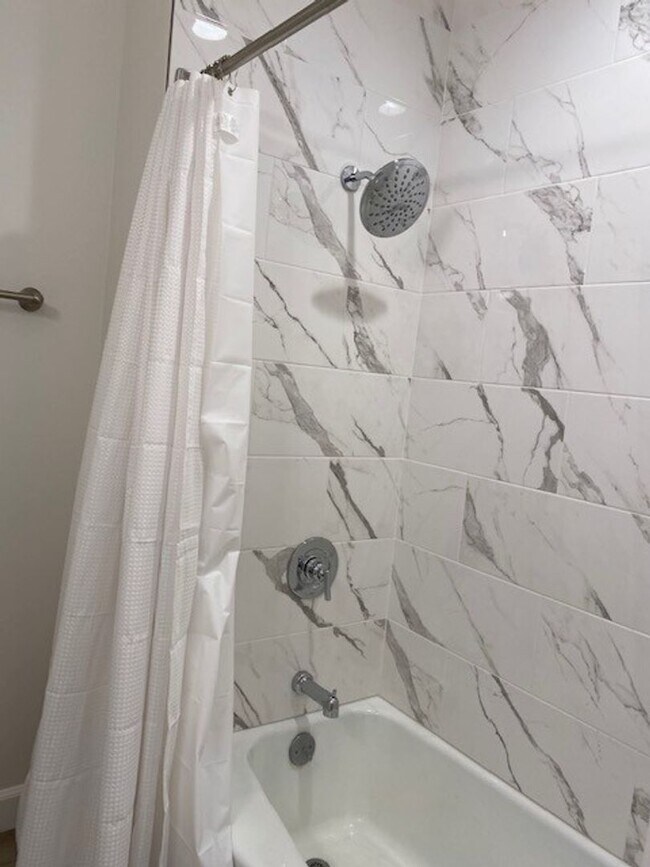 Building Photo - Welcome to this beautiful 4 bedroom home in the highly desirable "Port Streets" of Newport Beach