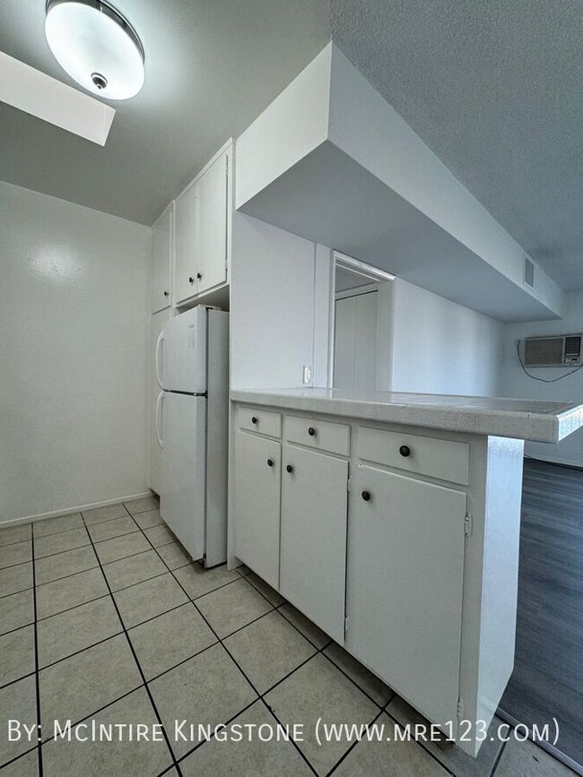 Building Photo - Move-in Specials Await in this Spacious 2B...