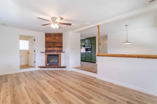 Building Photo - Close to Hike/Bike Path