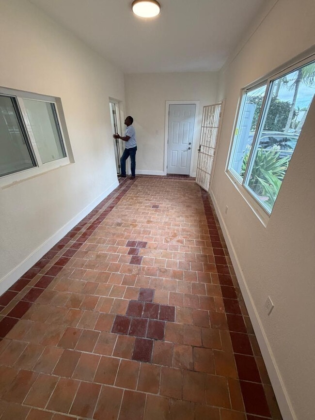 Building Photo - 6410 NW Miami Ct