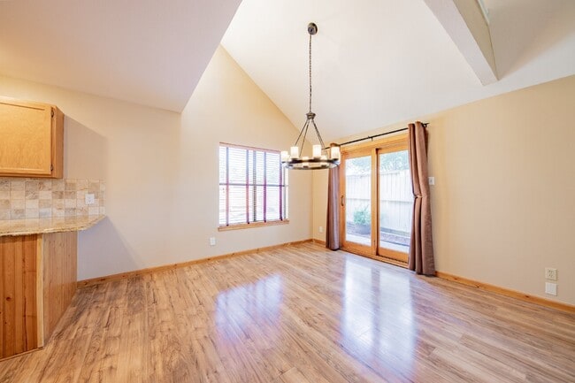 Building Photo - Charming 3-Bed Home by downtown Grapvine