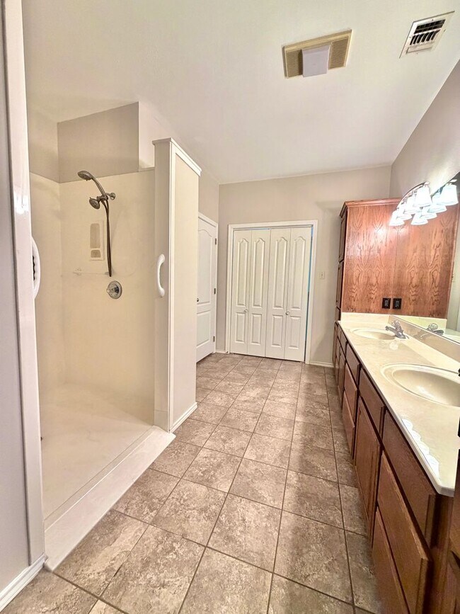Building Photo - 6780 Braden Cir