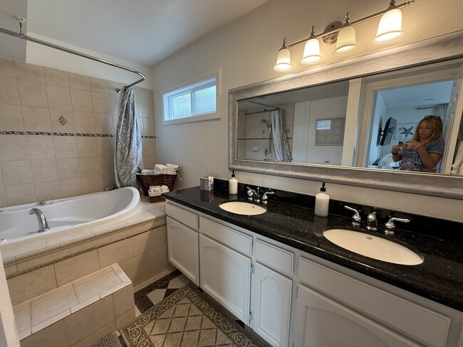 Building Photo - 837 Bard St