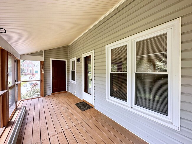 Building Photo - 4 Bedroom Townhouse Near Chesterfield Cour...