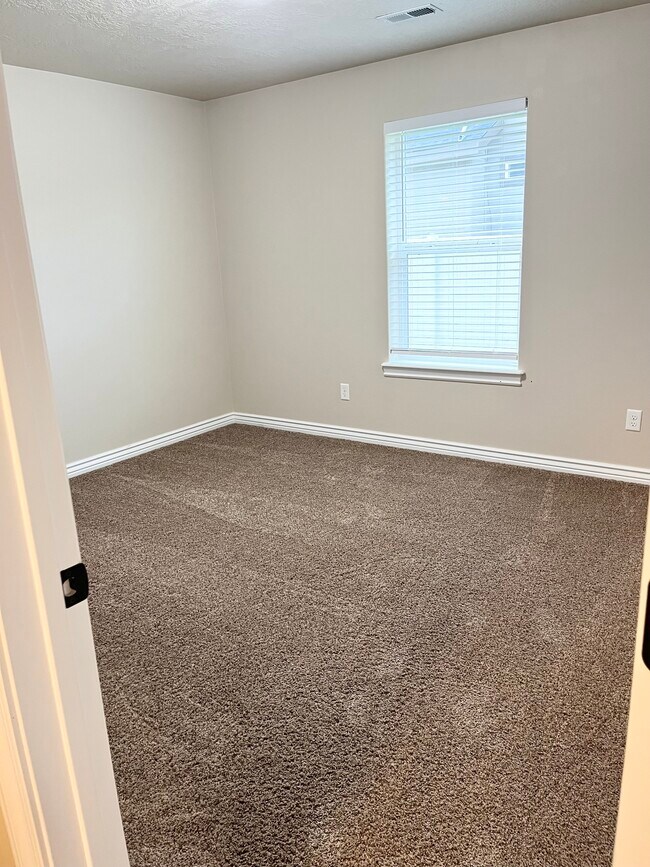 Building Photo - Silver Lining