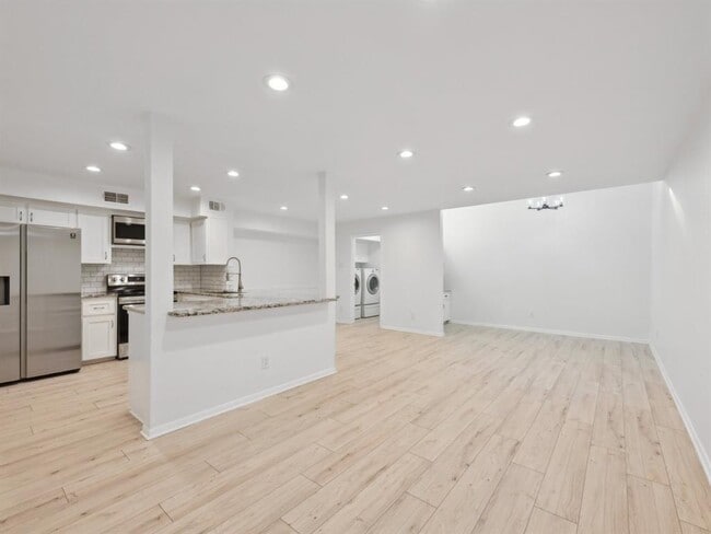 Building Photo - 1812 Saxony Ln