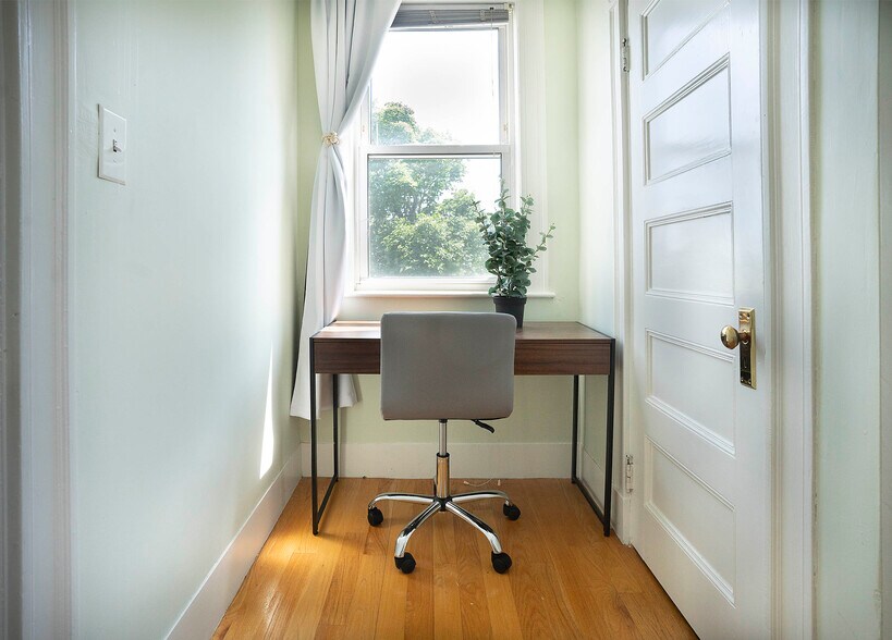 Study Nook - 18 Magnolia Sq