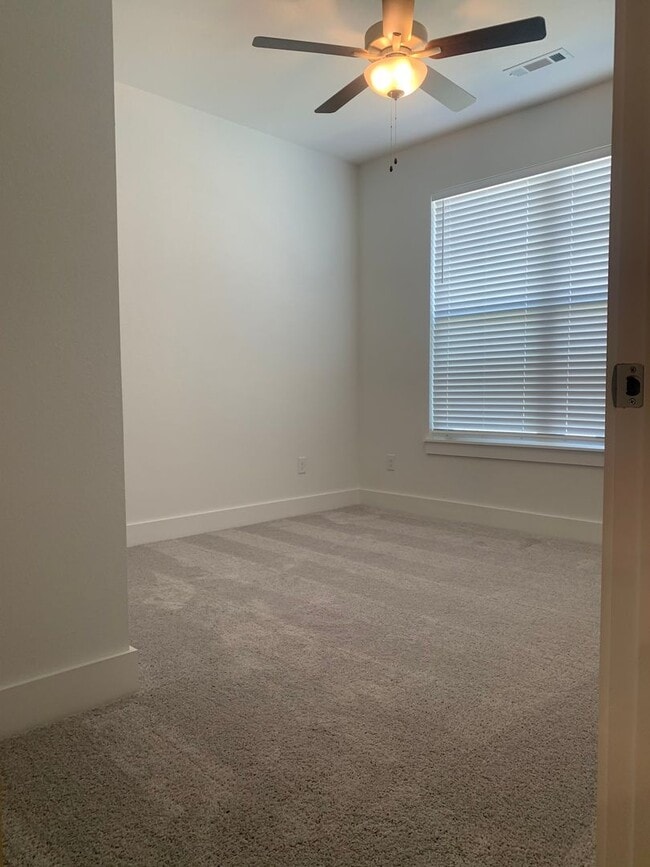 Building Photo - Like New Four Bedroom Three Bath in NW Fay...