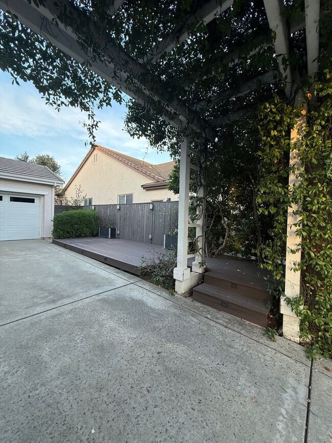 Building Photo - Available today - West Lake Estate 4/3 home