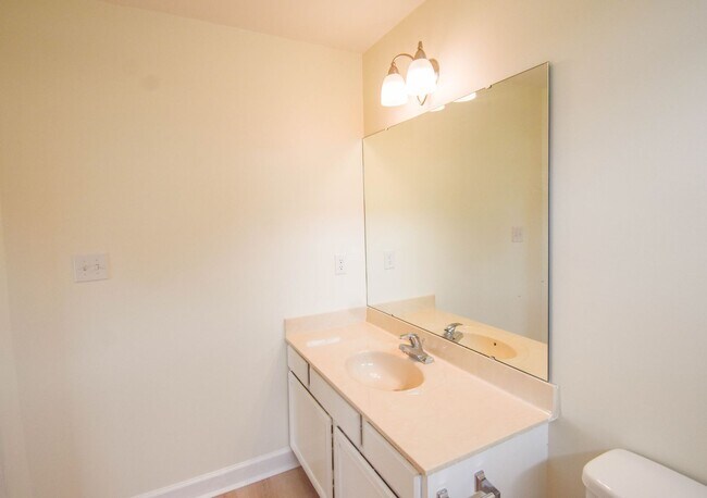 Building Photo - 3 Bedroom 2 Bathroom with Garage