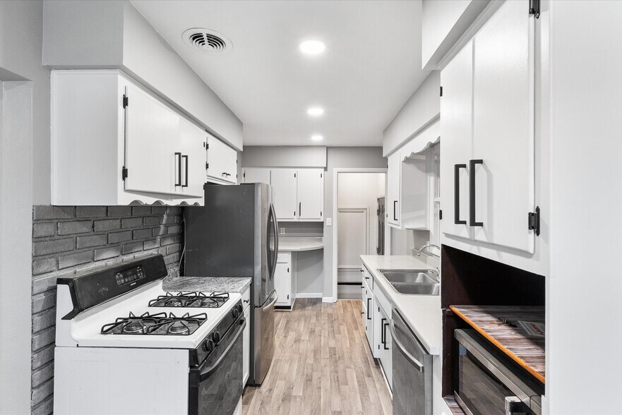 Building Photo - 1027 Curdes Ave