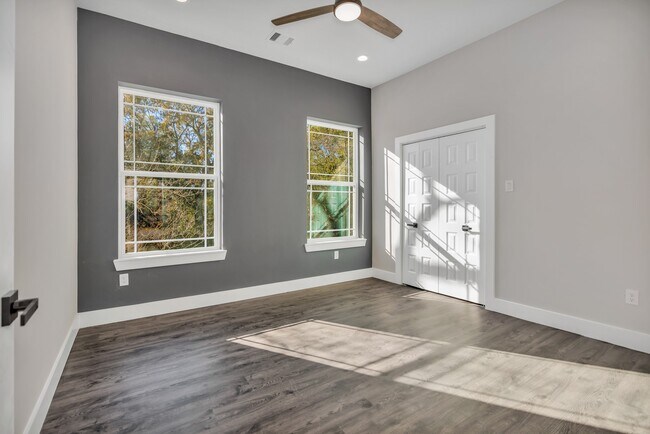 Building Photo - 4924 Winnetka St