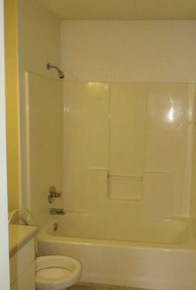 Building Photo - Easy access to shopping & interstate!