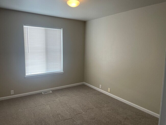 Building Photo - Monument remodeled townhome
