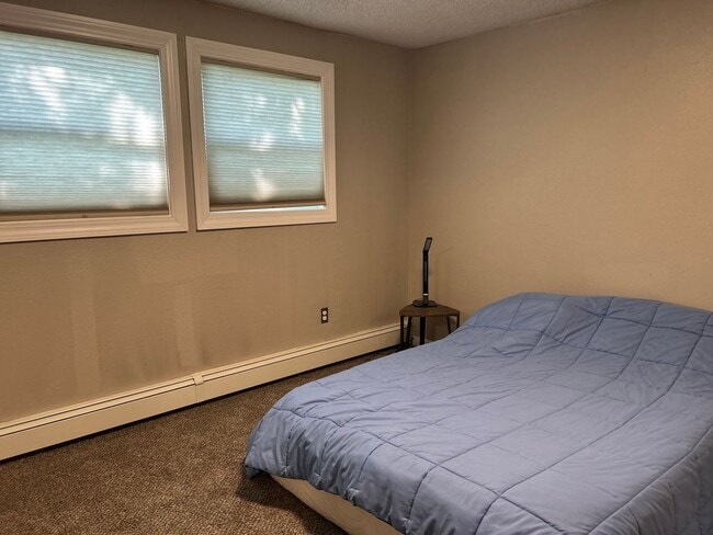 Building Photo - Century 21 Gold Rush - 3 bed, 1 bath (Fair...