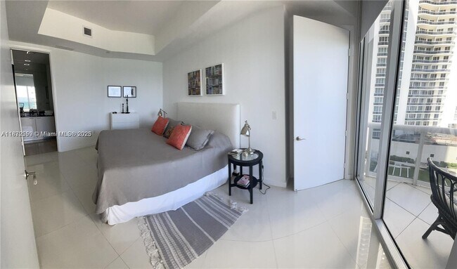 Building Photo - 15811 Collins Ave