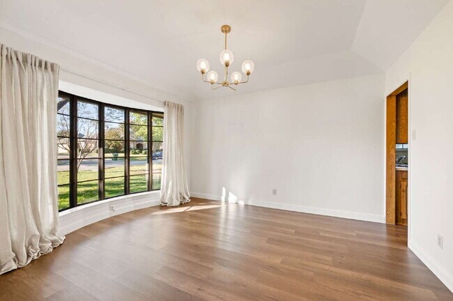 Building Photo - "Charming 3-Bed Oasis with Fireplace in the Heart of Grapevine – 2,238 Sq Ft of Comfort!"