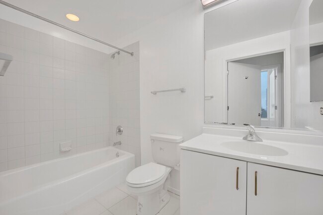 Building Photo - 600 N Kingsbury St