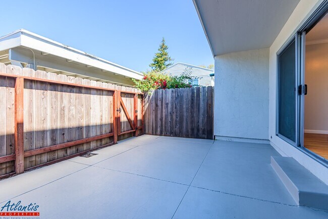 Building Photo - 457 Oak Ave