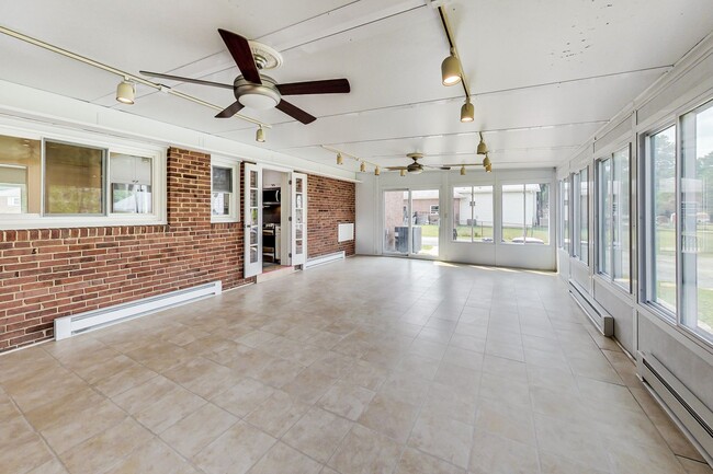 Building Photo - 5 Bed / 3 Bath / deep lot/ 2 driveways and...