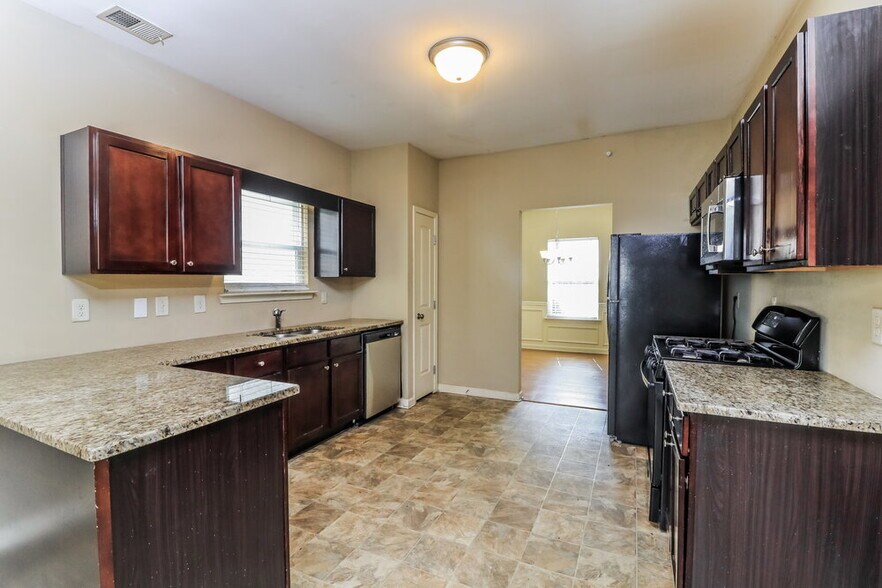 Building Photo - 66 Crescent Woode Way