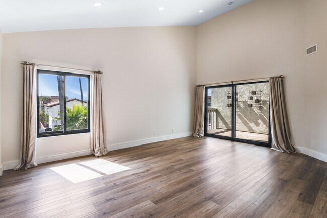Building Photo - 718 S Catalina Ave