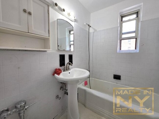 Building Photo - 2 bedroom in FOREST HILLS NY 11375