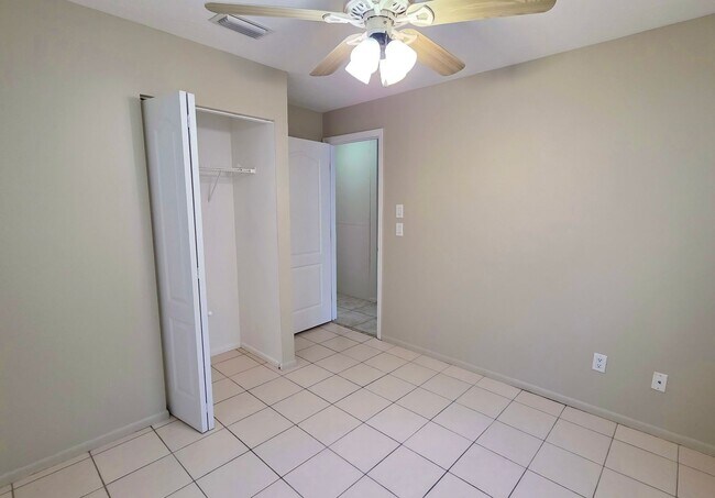 Building Photo - 2/1 Home in suberb location, pet friendly!