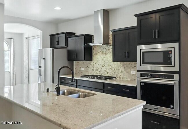 Building Photo - 1126 Gaitan St
