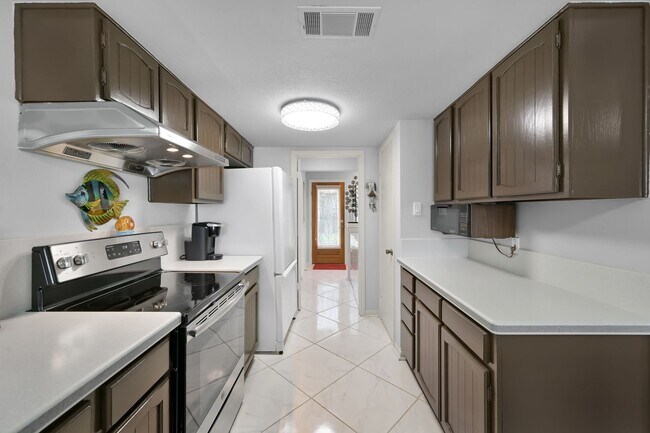 Building Photo - Fully Furnished 2 bedroom Lakefront with 1...