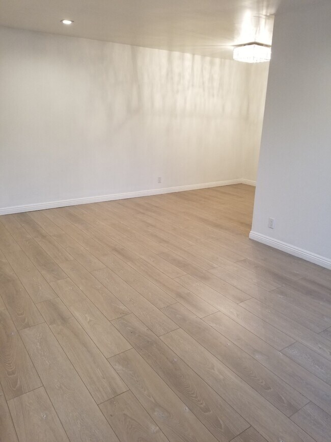 Building Photo - 1132 S Oakhurst Dr