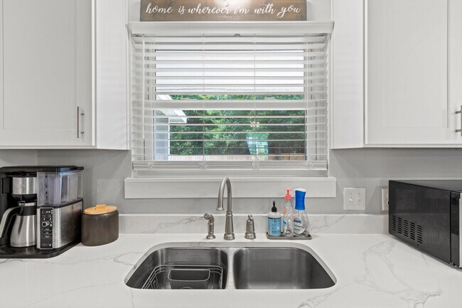 Building Photo - 109 Friar Tuck Dr