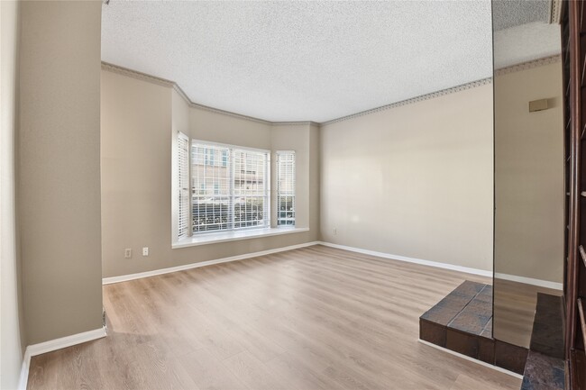 Building Photo - 7700 Creekbend Dr