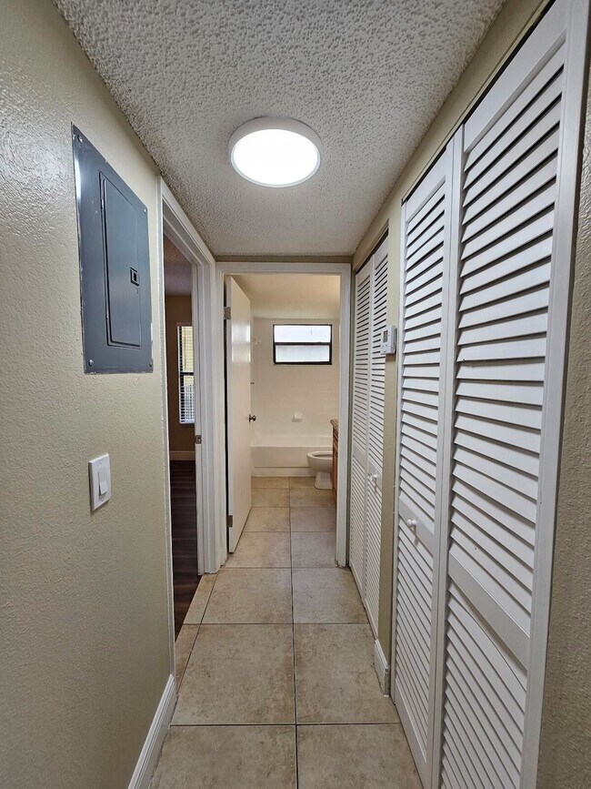 Building Photo - 1447 Lake Crystal Dr